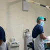 Petugas medis RSIA Graha Medika Padalarang (GMP) tengah melakukan tindakan Metode Operasi Wanita (MOW) dalam program KB permanen gratis yang digelar di Kabupaten Bandung Barat. Dok DP2KBP3A KBB.