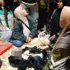 Warga berbondong-bondong ingin mengadopsi bayi mungil yang dibuang di halaman rumah belakang warga di Desa Citaleum, Kecamatan Cipongkor, Bandung Barat. Dok Pemdes Citaleum