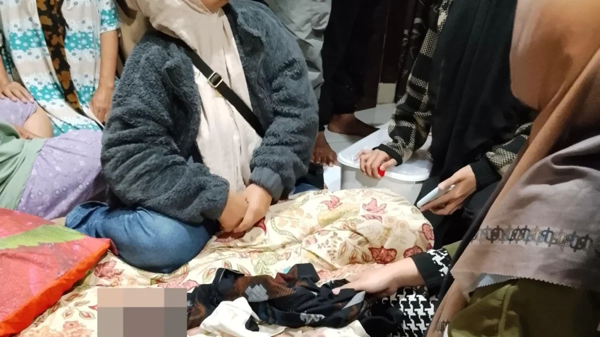 Warga berbondong-bondong ingin mengadopsi bayi mungil yang dibuang di halaman rumah belakang warga di Desa Citaleum, Kecamatan Cipongkor, Bandung Barat. Dok Pemdes Citaleum