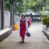Ilustrasi: Siswa masuk sekolah awal tahun ajaran baru. Foto: Dimas Rachmatsyah / Jabar Ekspres
