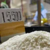 Ilustrasi: beras medium yang dijual di Pasar Tagog Padalarang, Bandung Barat. Dok Jabar Ekspres/Suwitno