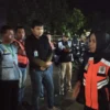 Sekdis Dishub sekaligus Plt Kabid Sarpras Ika Kartikawati (kanan) patroli malam menyasar titik kawasan juru parkir yang mandeg setoran, Sabtu (12/7/2025) malam. (Istimewa)