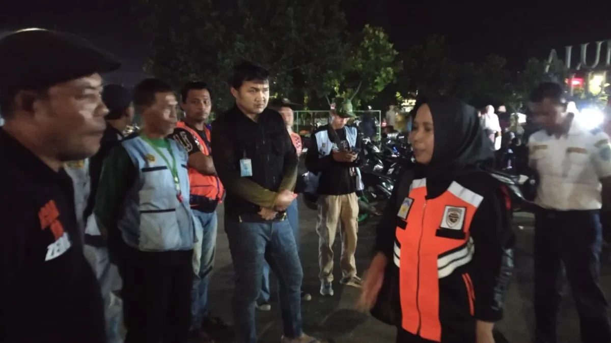 Sekdis Dishub sekaligus Plt Kabid Sarpras Ika Kartikawati (kanan) patroli malam menyasar titik kawasan juru parkir yang mandeg setoran, Sabtu (12/7/2025) malam. (Istimewa)