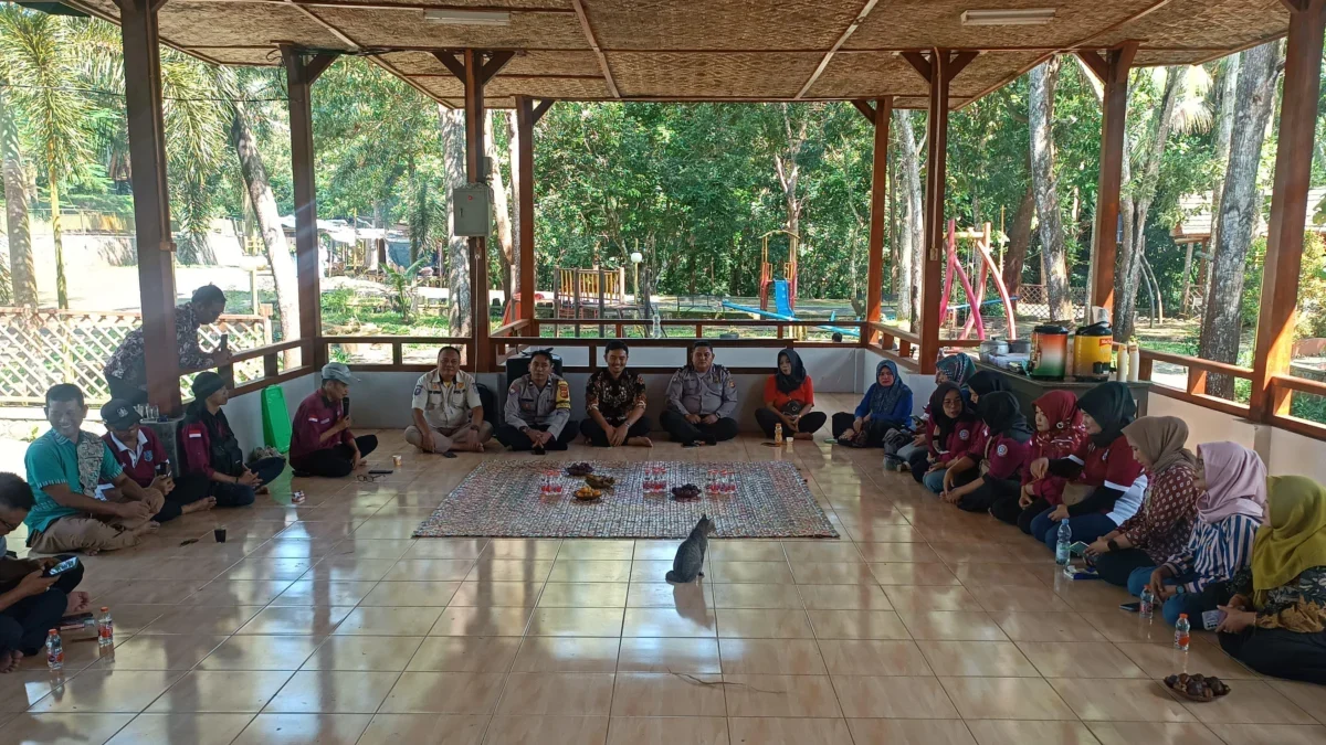 Forum RT/RW se-Kelurahan Mekarsari, Kecamatan Banjar, Kota Banjar menggelar acara silaturahmi bulanan untuk memperkuat komunikasi dan mendongkrak potensi wisata Lembah Pejambern. (Cecep Herdi/Jabar Ekspres)
