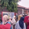 Antrean wali murid saat sedang mengantre pembagian nomor kamar di Sekolah Rakyat, Bogor. Foto: Regi
