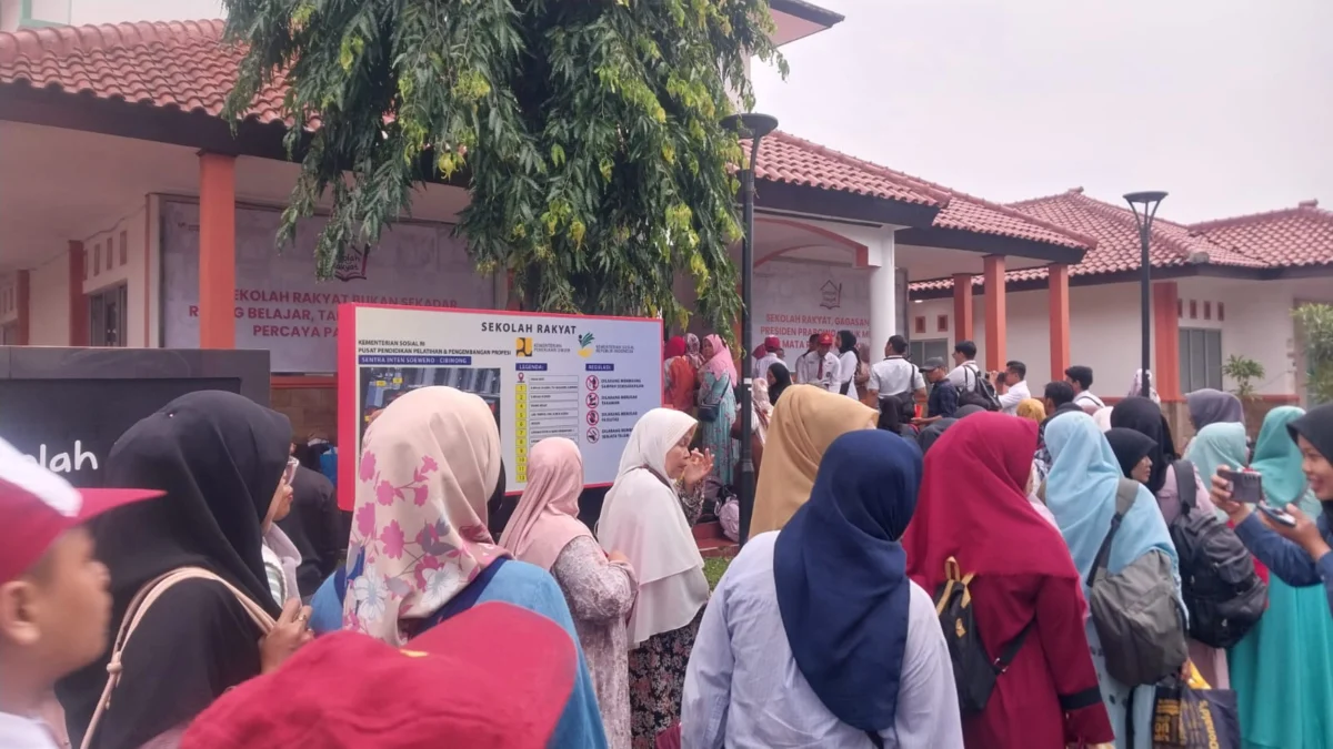 Tinggalkan Masa Bermain demi Masa Depan, Cerita Haru di Hari Pertama Sekolah Rakyat Bogor Antrean wali murid saat sedang mengantre pembagian nomor kamar di Sekolah Rakyat, Bogor. Foto: Regi