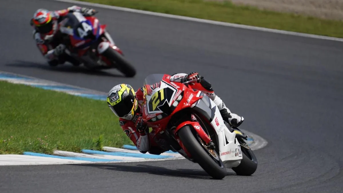 Aksi M. Adenanta Putra (#21) di kelas SS600 dan Arbi (#93) di kelas AP250 pada kejuaraan balap ARRC seri Jepang.