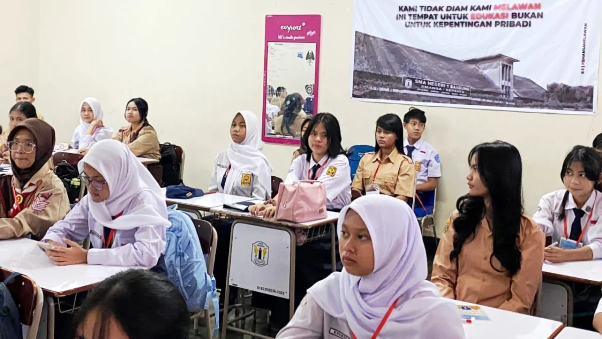 Sidak SMAN 1 Bandung, Komisi V Temukan Siswa Tak Kebagian Meja Buntut Penambahan Rombel