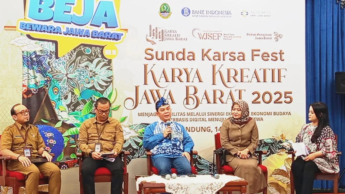 Deputi Kepala Perwakilan Bank Indonesia Jabar Muslimin Anwar (tengah)