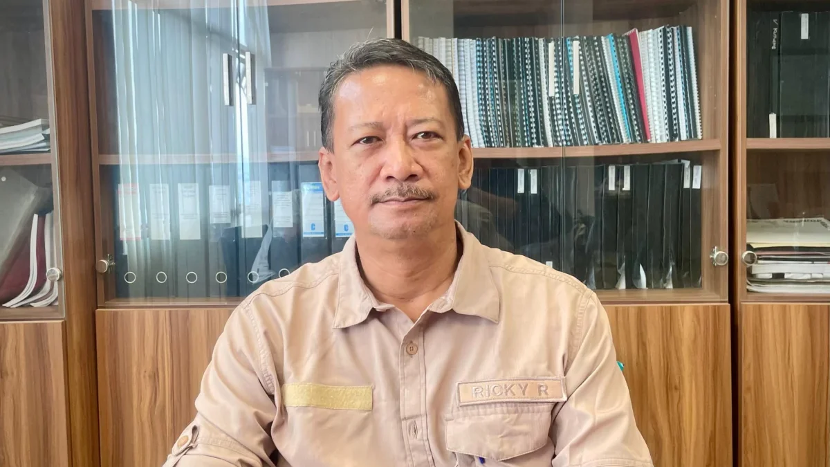 Kepala Disperindag Bandung Barat, Ricky Riyadi saat ditemui di ruang kerjanya. Senin (14/7). Dok Jabar Ekspres/Suwitno