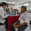 Petugas tenaga kesehatan memeriksa kondisi fisik siswa saat pemeriksaan kesehatan di Sekolah Rakyat Menengah Pertama 9 di Wyataguna, Kota Bandung, Senin (14/7). Foto: Dimas Rachmatsyah / Jabar Ekspres