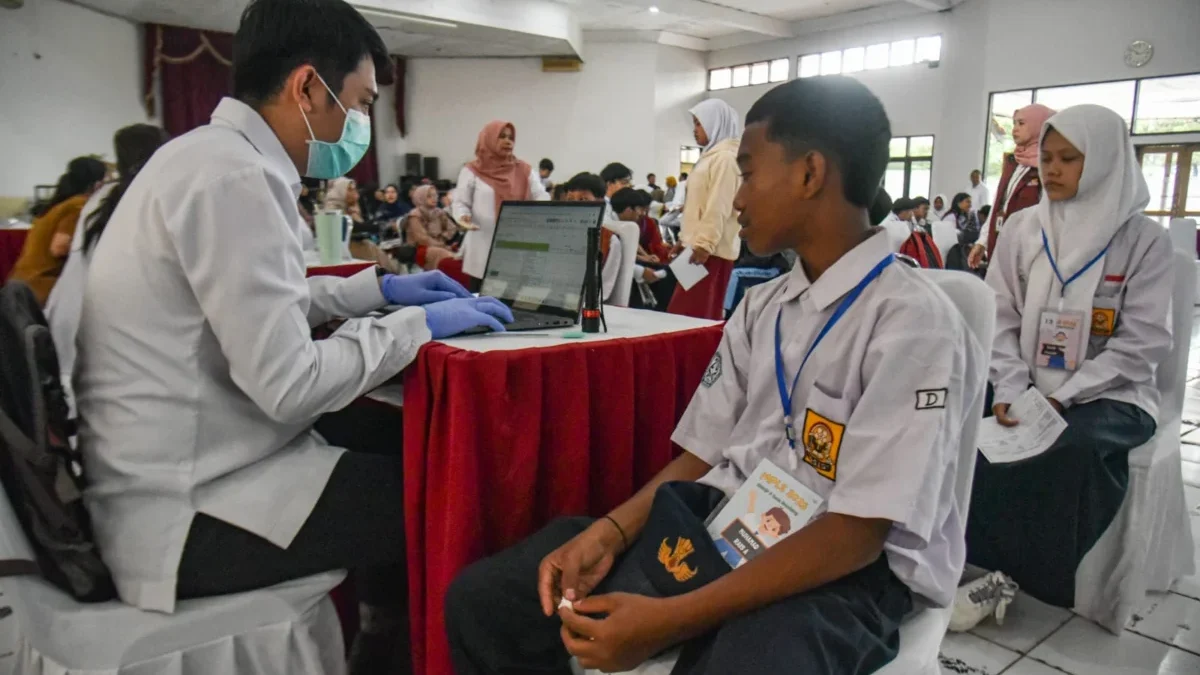 Petugas tenaga kesehatan memeriksa kondisi fisik siswa saat pemeriksaan kesehatan di Sekolah Rakyat Menengah Pertama 9 di Wyataguna, Kota Bandung, Senin (14/7). Foto: Dimas Rachmatsyah / Jabar Ekspres