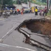 Jalan Sangkuriang Barat Kota Cimahi Ambles Usai Hujan Deras Minggu Malam (mong)