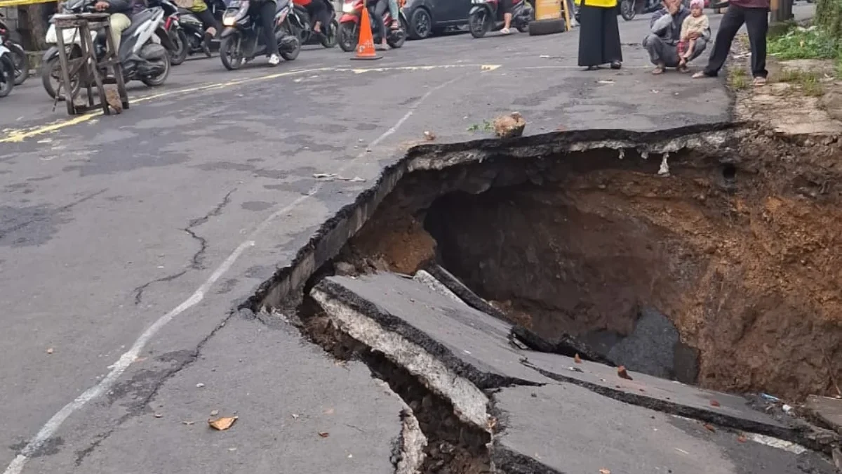Jalan Sangkuriang Barat Cimahi Ambles Usai Hujan Deras, Arus Lalu Lintas Dialihkan dan Usaha Warga Lumpuh Jalan Sangkuriang Barat Kota Cimahi Ambles Usai Hujan Deras Minggu Malam (mong)