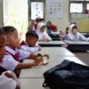 Beginilah kondisi anak-anak SDN I Babakan Talang menjalani MPLS berdesakan dalam ruang triplek seadanya. Senin (14/7). Dok Jabar Ekspres/Suwitno