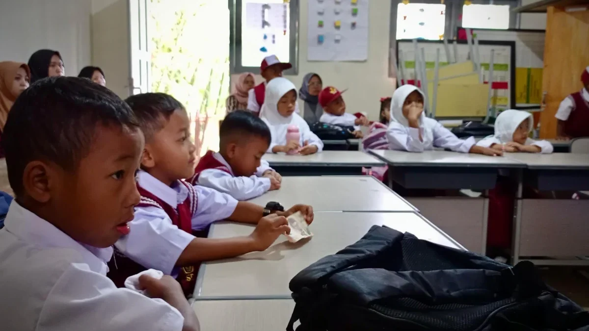 Beginilah kondisi anak-anak SDN I Babakan Talang menjalani MPLS berdesakan dalam ruang triplek seadanya. Senin (14/7). Dok Jabar Ekspres/Suwitno