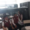 Dari kiri: Menko PMK Muhaimin Iskandar atau Cak Imin bersama dengan Menteri Sosial Saifullah Yusuf (Gus Ipul) saat mengunjungi kamar asrama para pelajar Sekolah Rakyat di Sentra Terpadu Inten Soeweno. Foto: Regi