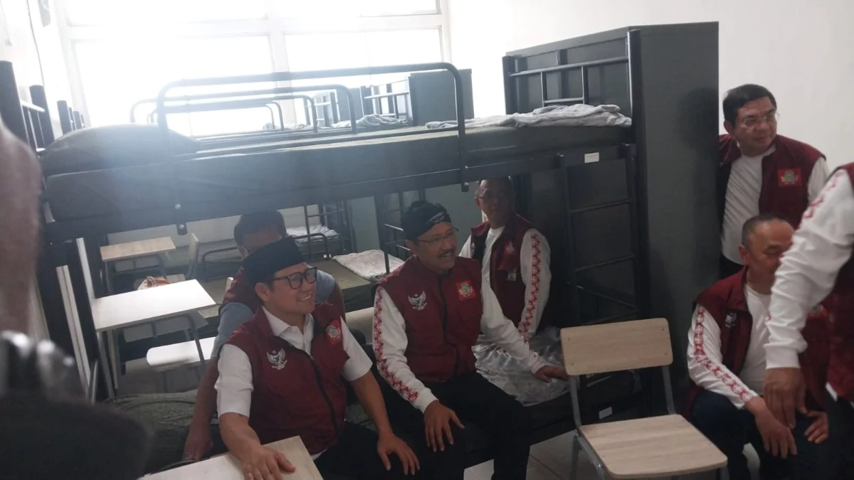 Resmi Beroperasi, Pemerintah Bangun Sekolah Rakyat untuk Atasi Kemiskinan Dari kiri: Menko PMK Muhaimin Iskandar atau Cak Imin bersama dengan Menteri Sosial Saifullah Yusuf (Gus Ipul) saat mengunjungi kamar asrama para pelajar Sekolah Rakyat di Sentra Terpadu Inten Soeweno. Foto: Regi