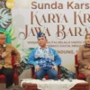 Kepala Disparbud Jabar Iendra Sofyan (kiri) menjabarkan potensi Pariwisata Jabar