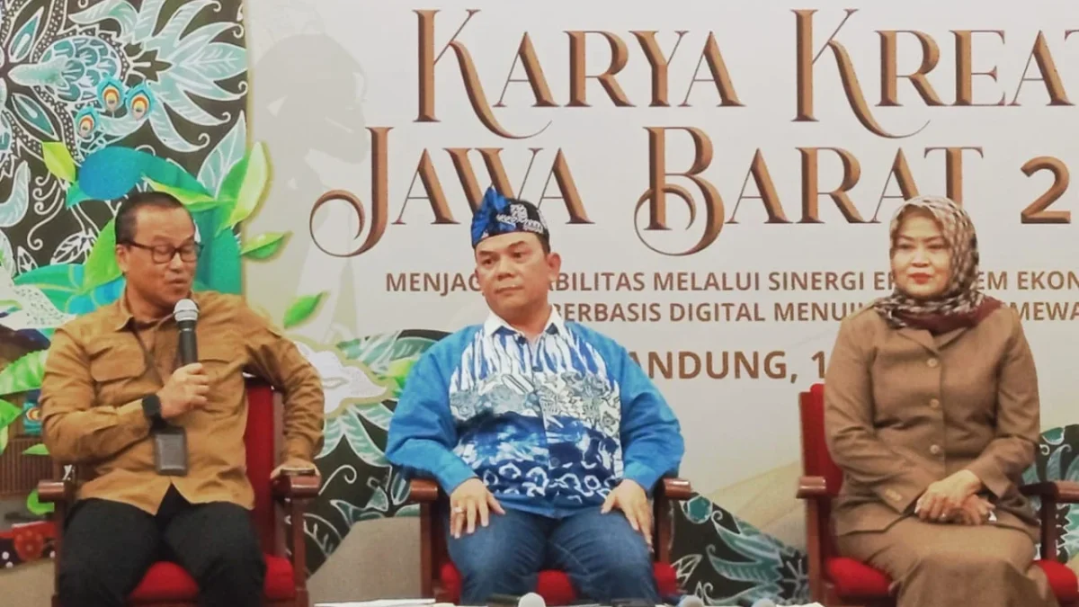 Sektor Kerajinan Optimis Lebih Kebal di Tengah Ketidak Pastian Global Kepala Disparbud Jabar Iendra Sofyan (kiri) menjabarkan potensi Pariwisata Jabar
