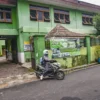 Seorang pengendara sepeda motor keluar dari area sekolah di SMK Tamansiswa, Jalan Taman Siswa, Kota Bandung, Senin (14/7). Foto: Dimas Rachmatsyah / Jabar Ekspres