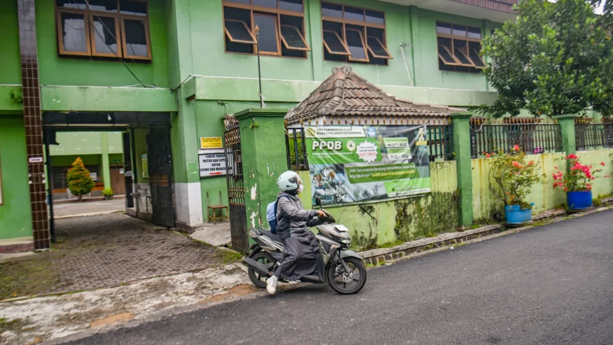 Baru Terima Satu Orang Peserta Didik, SMK Tamansiswa Bandung Terancam Tutup Sementara Seorang pengendara sepeda motor keluar dari area sekolah di SMK Tamansiswa, Jalan Taman Siswa, Kota Bandung, Senin (14/7). Foto: Dimas Rachmatsyah / Jabar Ekspres