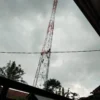 Sebanyak lima orang pekerja tengah mewarnai menara BTS milik PT Tower Bersama Group (TBG), yang berpolemik di wilayah Dusun Lebakbitung, Desa Mekarbakti, Kecamatan Pamulihan, Kabupaten Sumedang.