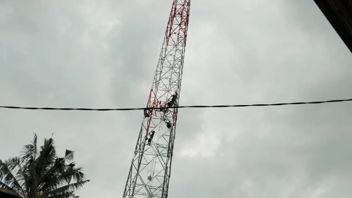 Sebanyak lima orang pekerja tengah mewarnai menara BTS milik PT Tower Bersama Group (TBG), yang berpolemik di wilayah Dusun Lebakbitung, Desa Mekarbakti, Kecamatan Pamulihan, Kabupaten Sumedang.
