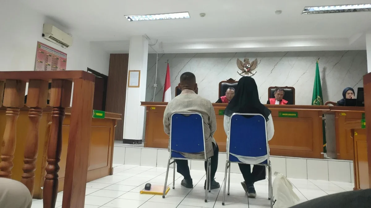 Ketua DPRD Kota Banjar Dadang Ramdhan Kayubi (kiri) dan Sekwan Rachmawati (kanan) saat jalani sidang dakwaan di Pengadilan Tipikor Bandung. Senin (14/7). Foto. Sandi Nugraha.