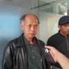 Korban sekaligus Koordinator Warga Terdampak Tol Cisumdawu, Yayat (63) saat ditemui di lingkungan Kantor Induk Pusat Pemerintahan (IPP) Kabupaten Sumedang, Senin (14/7). (Yanuar/Jabar Ekspres)
