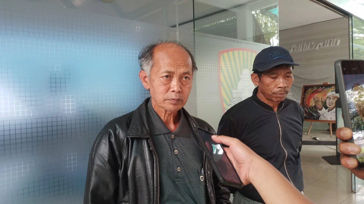 Korban sekaligus Koordinator Warga Terdampak Tol Cisumdawu, Yayat (63) saat ditemui di lingkungan Kantor Induk Pusat Pemerintahan (IPP) Kabupaten Sumedang, Senin (14/7). (Yanuar/Jabar Ekspres)