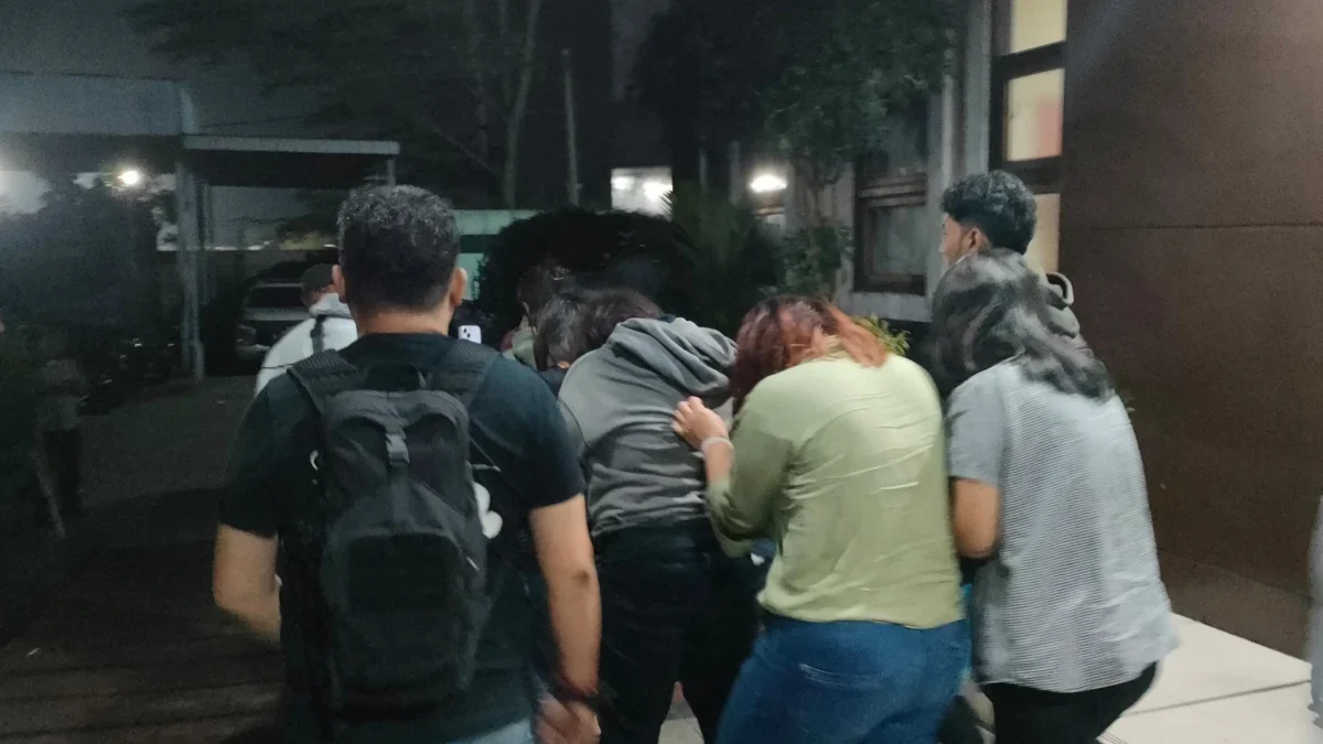 Jaringan Perdagangan Bayi Internasional Terungkap, 12 Tersangka Diciduk 12 orang sindikat perdagangan bayi saat dibekuk Polda Jabar. Foto. Sandi Nugraha.