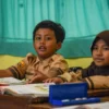 Siswa mengikuti pembelajaran di kelas. Foto: Dimas Rachmatsyah / Jabar Ekspres