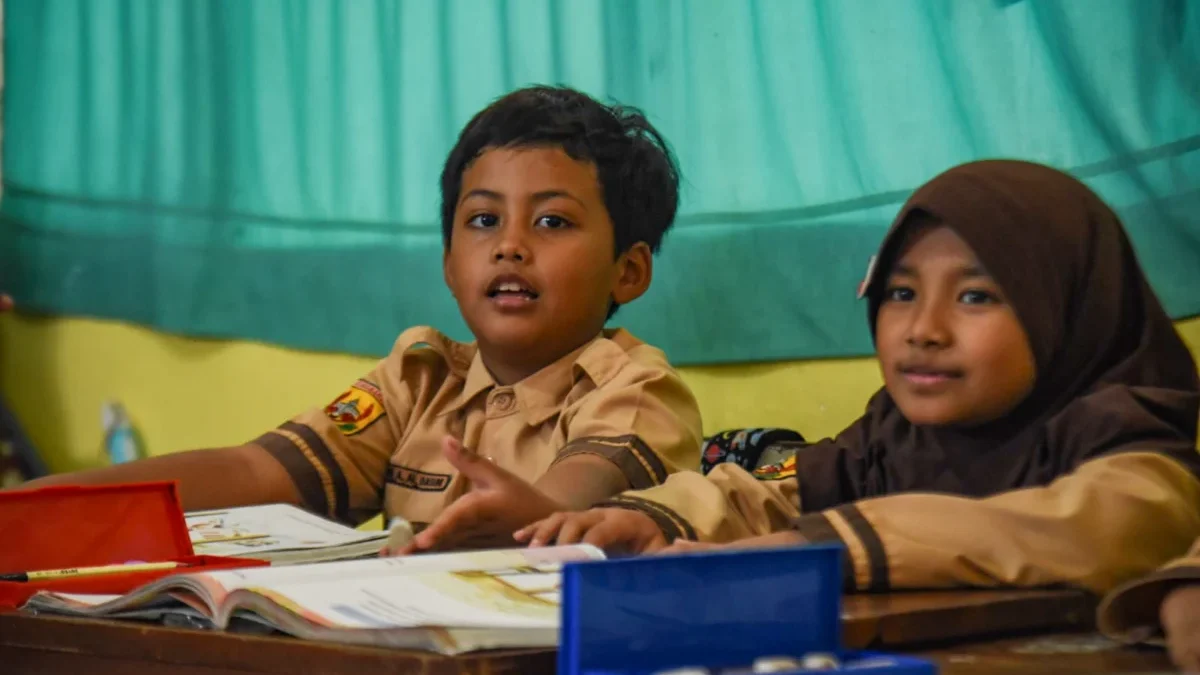 Siswa mengikuti pembelajaran di kelas. Foto: Dimas Rachmatsyah / Jabar Ekspres