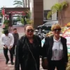 Dok. Selebgram Lisa Mariana bersama tim kuasa hukumnya saat penuhi panggilan Polda Jabar. Selasa (15/7). Foto. Sandi Nugraha.