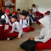 Siswa-siswi SDN I Babakan Talang, Desa Cibedug, Kecamatan Rongga, Bandung Barat menggelar KBM secara lesehan. Dok Jabar Ekspres/Suwitno