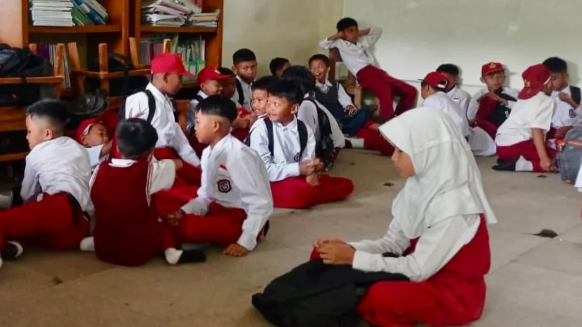 Lebih Dari Setahun Menanti Janji Relokasi, Siswa SDN Babakan Talang Dibiarkan Belajar Lesehan Siswa-siswi SDN I Babakan Talang, Desa Cibedug, Kecamatan Rongga, Bandung Barat menggelar KBM secara lesehan. Dok Jabar Ekspres/Suwitno