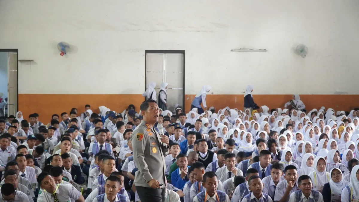 Kapolresta Bandung Kombes Pol Aldi Subartono saat memberikan paparan kegiatan MPLS di SMAN 1 Margahyu, Kabupaten Bandung, Selasa (15/7/2025). Foto Istimewa