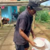 Warga Kampung Adat Cireundeu saat Menunjukkan Hasil Panen Rasi Singkong (Mong)