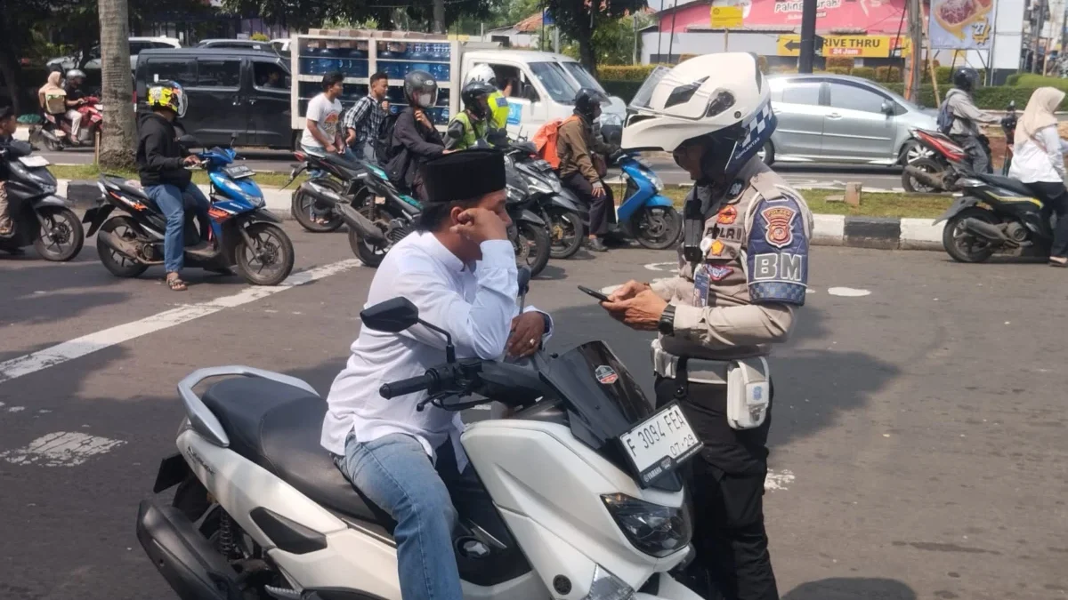 Operasi Patuh Lodaya di Bogor, Polisi Sasar Pengendara yang Tak Pakai Helm Seorang pengendara terjaring operasi patuh lodaya di Bogor