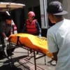 Jasad Hildan (14 tahun), pelajar kelas 9 MTSN 3 Kota Banjar yang tenggelam di Muara Sungai Cijolang, ditemukan tak bernyawa dalam posisi mengambang pada Selasa (15/7/2025). Korban kemudian dibawa ke IPJ RSUD Banjar. (Istimewa)