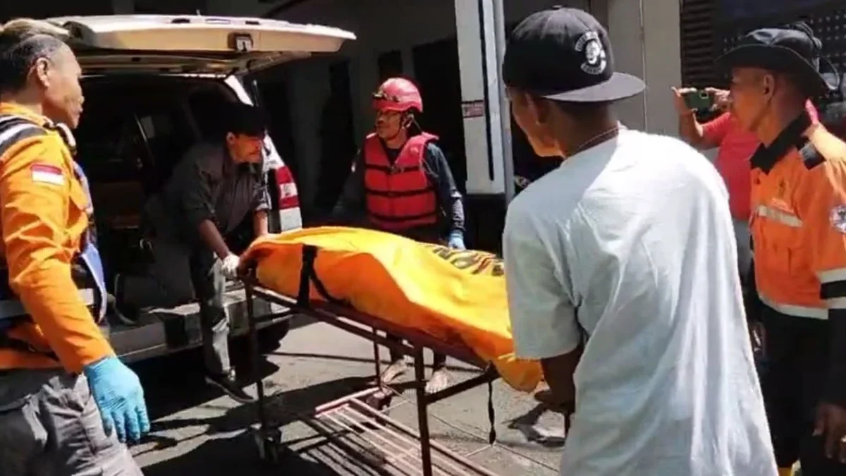 Jasad Hildan (14 tahun), pelajar kelas 9 MTSN 3 Kota Banjar yang tenggelam di Muara Sungai Cijolang, ditemukan tak bernyawa dalam posisi mengambang pada Selasa (15/7/2025). Korban kemudian dibawa ke IPJ RSUD Banjar. (Istimewa)