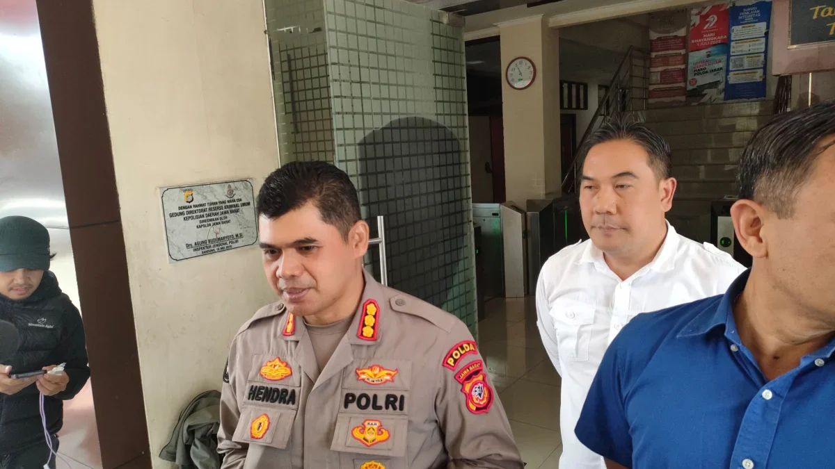 Kabid Humas Polda Jabar Kombes Pol Hendra Rochmawan saat menyampaikan perkembangan terbaru dalam kasus sindikat perdagangan bayi jaringan internasional. Rabu (16/7). Foto. Sandi Nugraha.