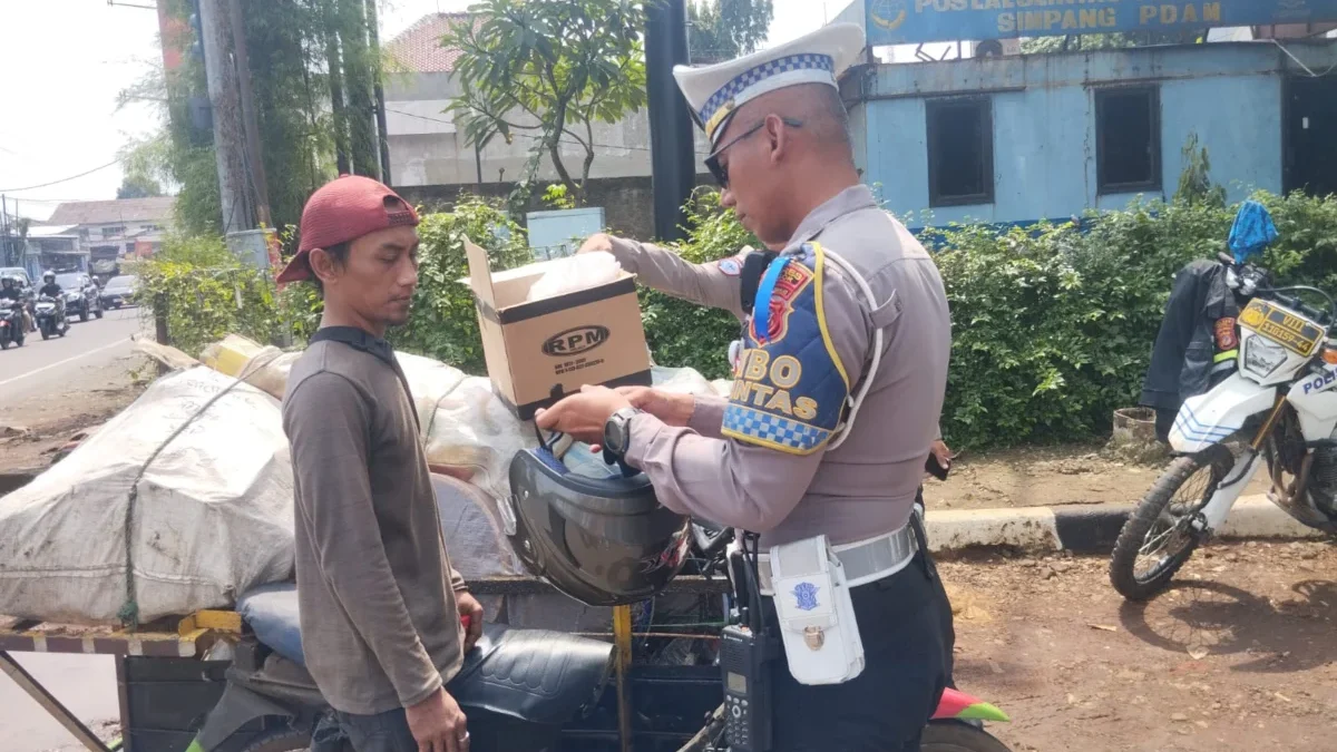 Seseorang pengendara tanpa helm saat ditindak lewat Operasi Patuh Lodaya. Dok. Jabar Ekspres.
