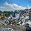 Sampah di UPT Kebersihan Bandung Barat di Jalan Raya Gedong Lima Padalarang masih menggunung. Dok Kabar Ekspres/Suwitno