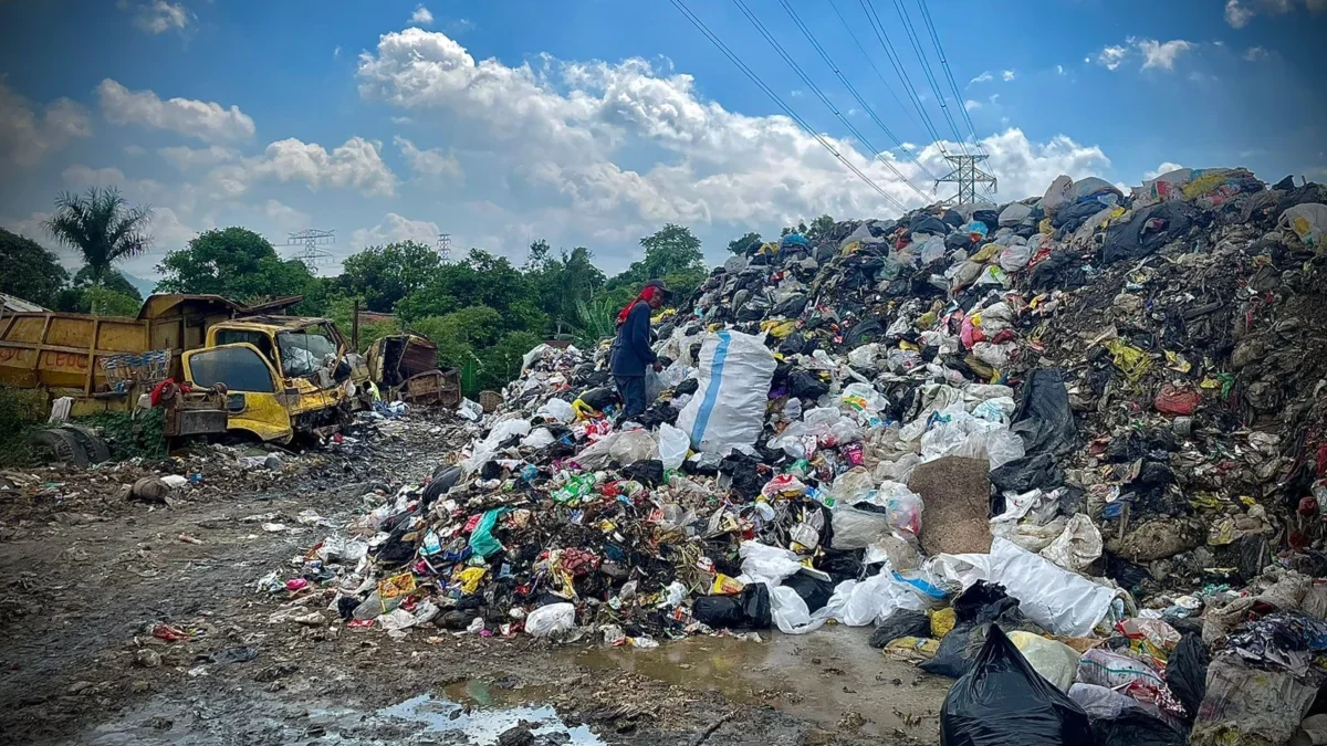 Sampah di UPT Kebersihan Bandung Barat di Jalan Raya Gedong Lima Padalarang masih menggunung. Dok Kabar Ekspres/Suwitno
