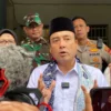 Wakil Wali Kota Bandung, Erwin saat meninjau kegiatan MPLS di SMA Kartika, Jalan Pramuka, Kota Bandung, Rabu (16/7). (Sadam Husen Soleh Ramdhani)