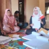 Anggota DPRD Kabupaten Sumedang, Sonia Sugian bersama Korban sekaligus Koordinator Warga Terdampak Tol Cisumdawu, Yayat (63) sedang memperlihatkan dokumen hingga berkas leter C saat ditemui di kediamannya. (Yanuar/Jabar Ekspres)