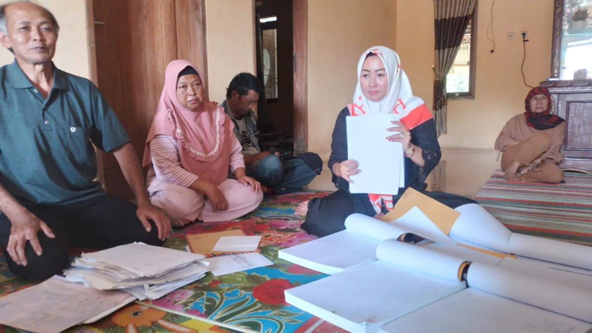 Anggota DPRD Kabupaten Sumedang, Sonia Sugian bersama Korban sekaligus Koordinator Warga Terdampak Tol Cisumdawu, Yayat (63) sedang memperlihatkan dokumen hingga berkas leter C saat ditemui di kediamannya. (Yanuar/Jabar Ekspres)