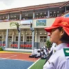 Siswa SMA menunjukan aksi demo ekskul Rappeling di MPLS Ramah Panca Waluya di SMAS Kartika XIX-1 Bandung, Rabu (16/7). Foto: Dimas Rachmatsyah / Jabar Ekspres